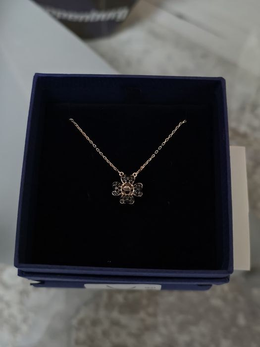 Lantisor Swarovski rose gold floare neagra