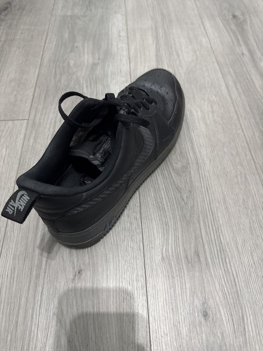 Vând Nike Air Force 1 ’07 LV8 – Black / Obsidian.Stare excelentă
