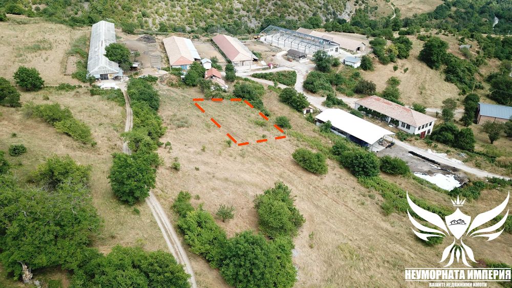 Продавам земя 524кв.м. с топ гледка до път в село Орехово обл.Смолян