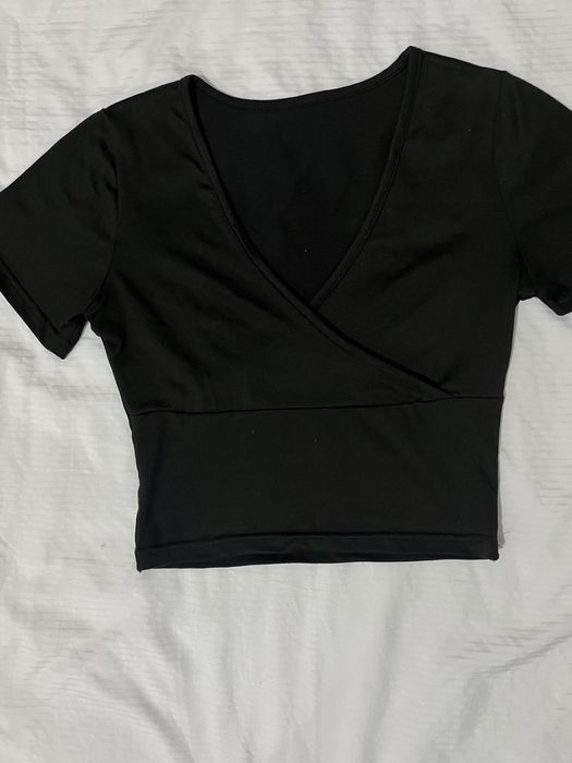 Кроп топ с открытым декольте