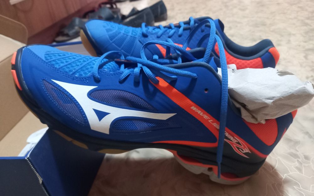 Кроссовки волейбольные