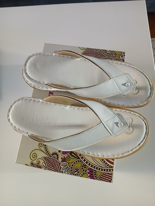 Продавам дамска чехли