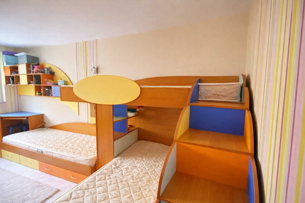 Уникален детски комплект: 3 легла и 2 бюра