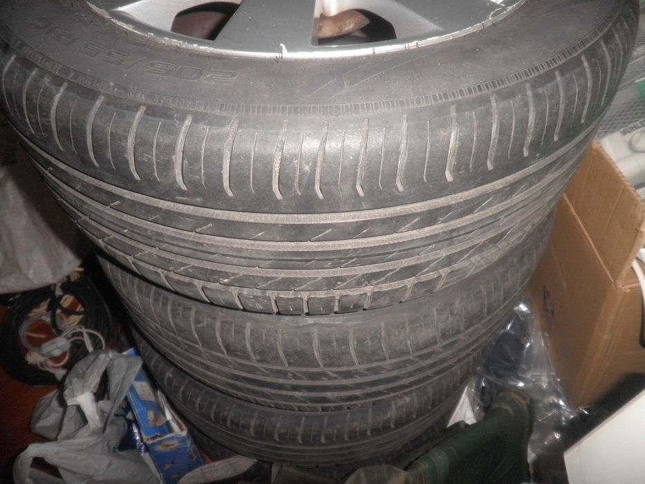 Продавам  четири  броя  гуми  с  алуминиеви  джанти  за  Шкода  .