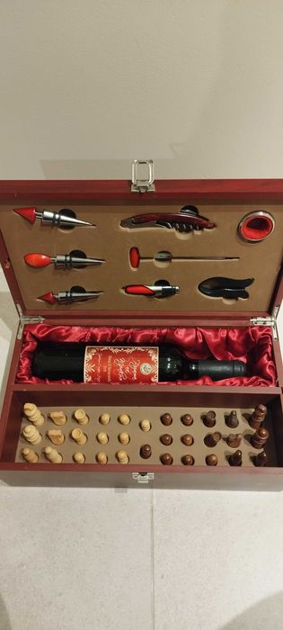 Шахматна кутия с дървени фигури и аксесоари за вино