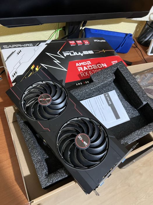 Продавам AMD Radeon RX 6700 XT 12GB GDDR6