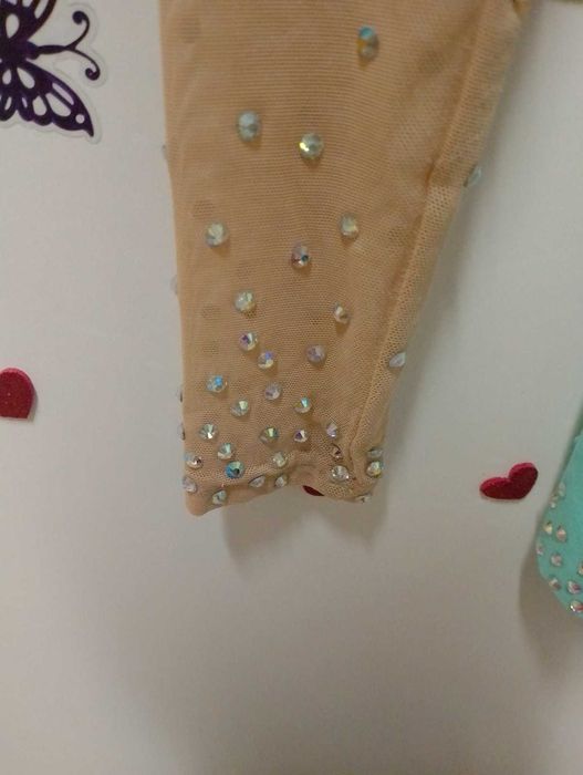 Продавам трико за художествена гимнастика и лента