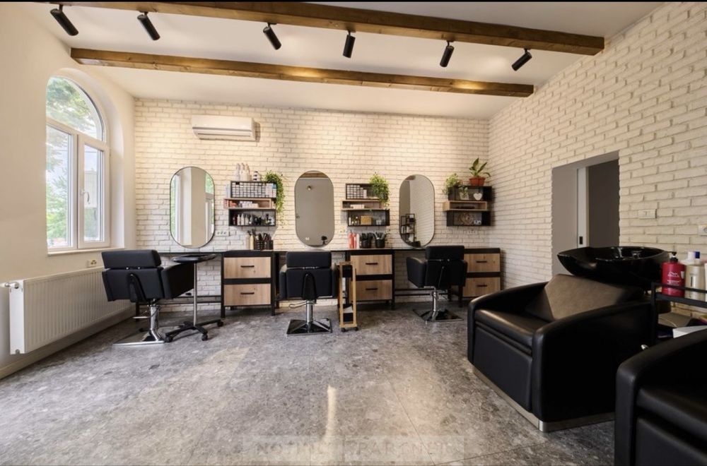 Inchiriez post manichiuriata coafor