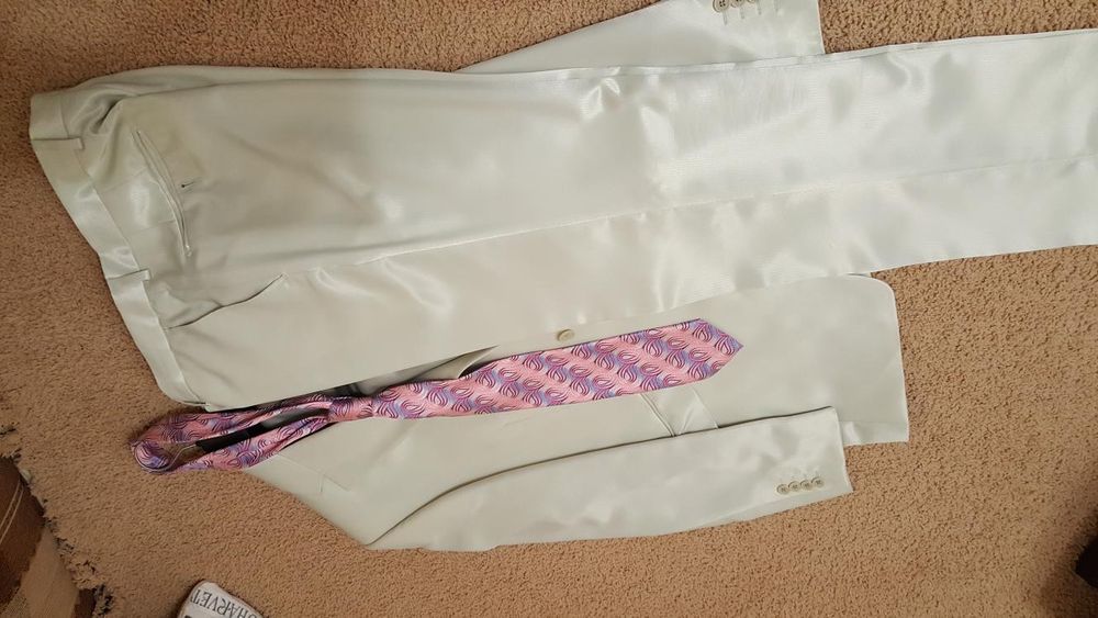 Мъжки костюм с риза и вратовръзка .