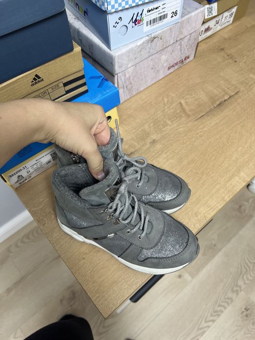 Продам детскую обувь.