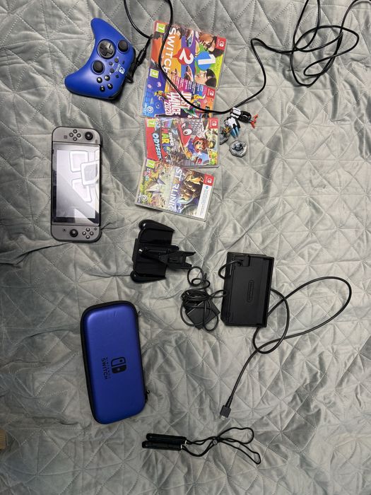 nintendo switch negru cu joy cons+ multe accesorii