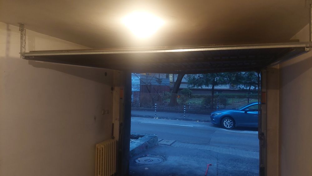 Продавам немска врата за гараж Hormann  2.40м шорока, 2,10м висока