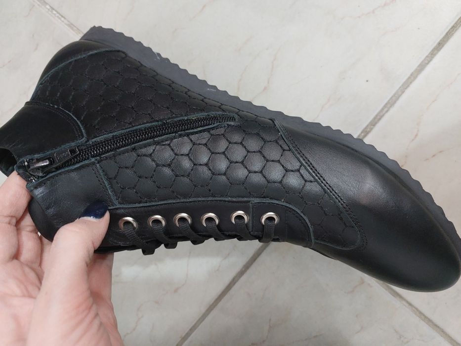 Продаются мужские ботинки