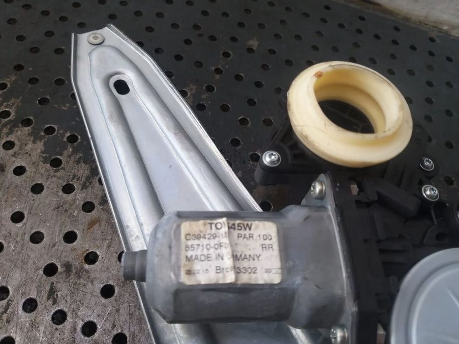 Macara motoras dreapta spate toyota verso r2 857100f041