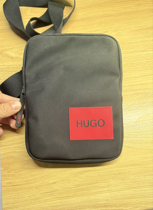 Черна чантичка HUGO