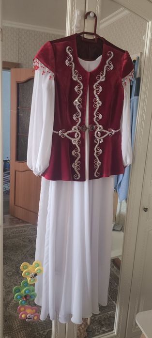 Продам шикарное платье с кажекей.