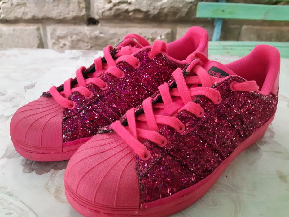 Уникални дамски кецове Adidas la marque aux 3 bandes