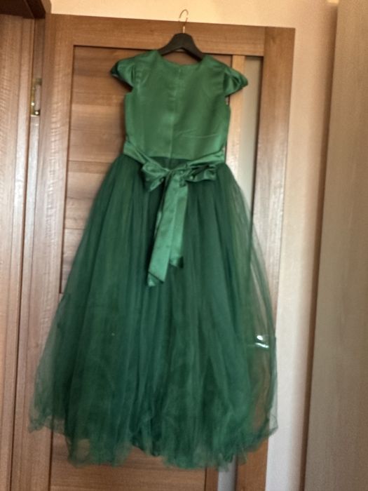 Нарядкое платье доя девочки 10-12 лет