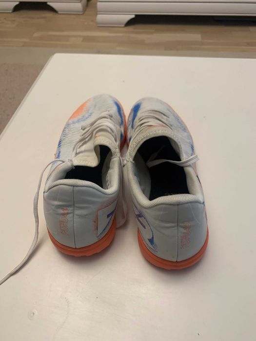 Ghete de fotbal Puma Future 8 Play TT 108605 01
