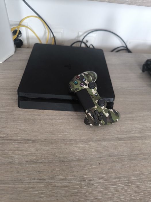 Vând PS4 slim cu o maneta