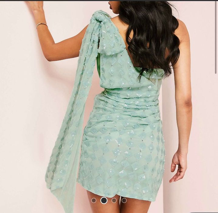 Официална пайетена рокля.