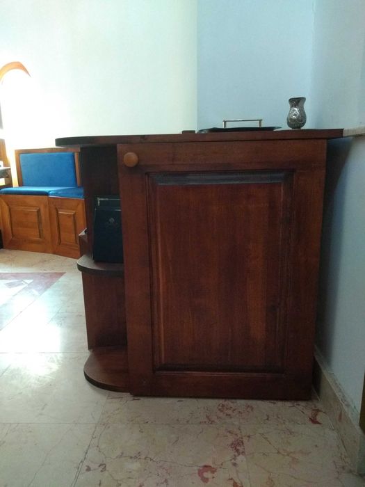 Църковни мебели от масивна дървесина