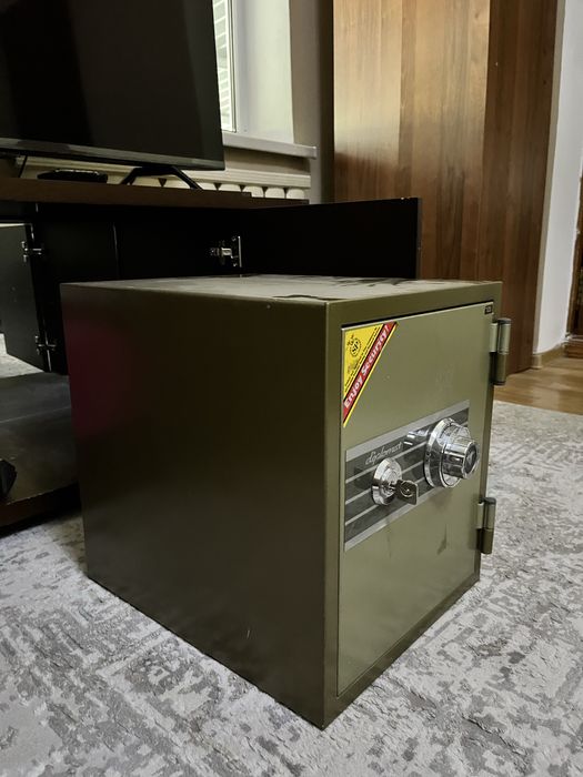 Продам сейф Diplomat