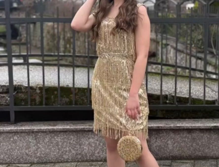 Рокля с ресни и пайети