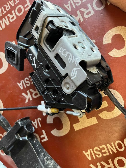 Водач на дръжката със заключване на вратата Skoda Octavia 3