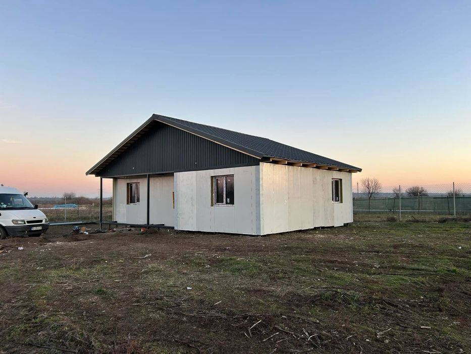 Vând case modulare pe structură metalică învelit cu panouri sandwich