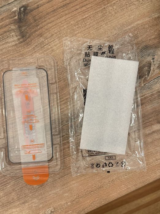 Folie sticla transparenta iphone 13 13 pro 14 16e 16 pro cu aplicator