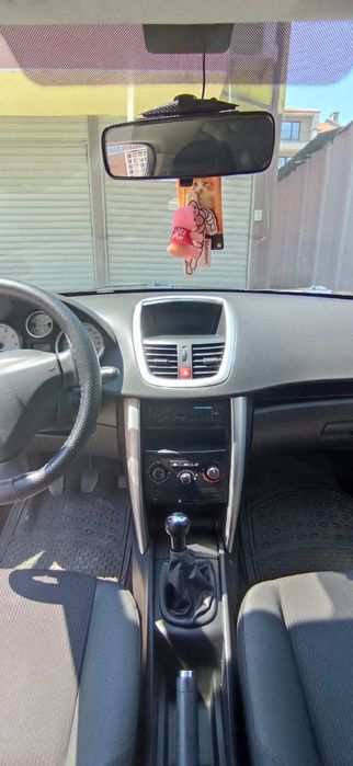 Продавам Пежо 207.бензин и газ 2009г ,октомври, сервизна книжка,