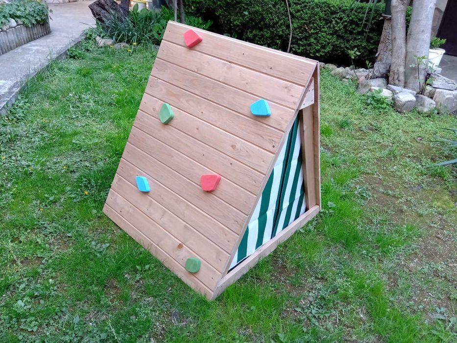 ПРОМОЦИЯ на Детска дървена къщичка за двора, с рампа за катерене.