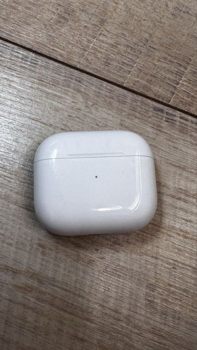 футляр Apple AirPods 3-го поколения