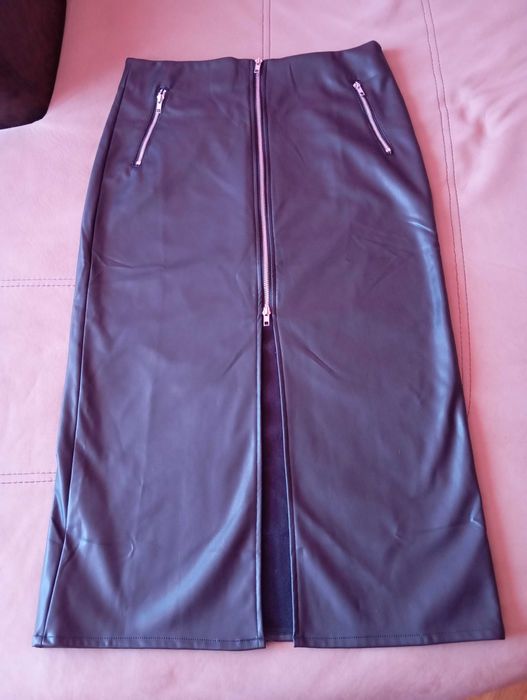 Кожена черна пола.Полата е нова.