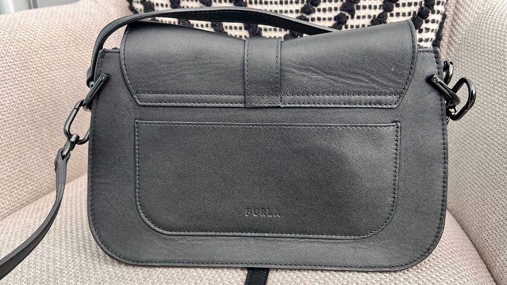 Furla кросбоди в черно