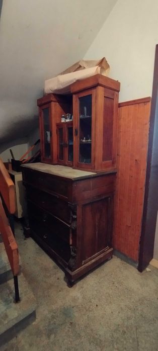 Старинен скрин с дърворезба