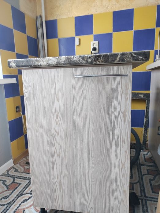 Тумбочка с тремя полочками