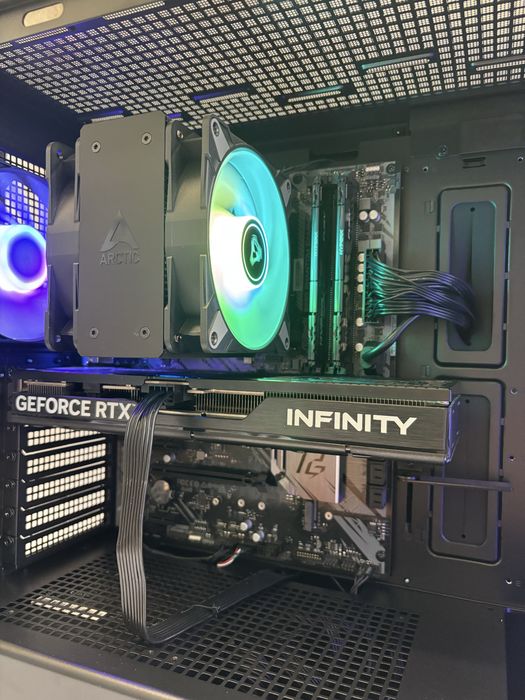 Геймърски компютър AMD Ryzen 7 5800X3D, RTX 5060 Ti 16GB, 32GB ram