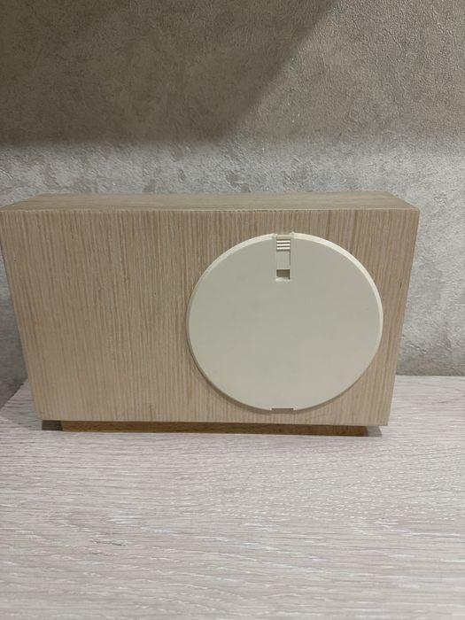 Кварцевые настольные часы.