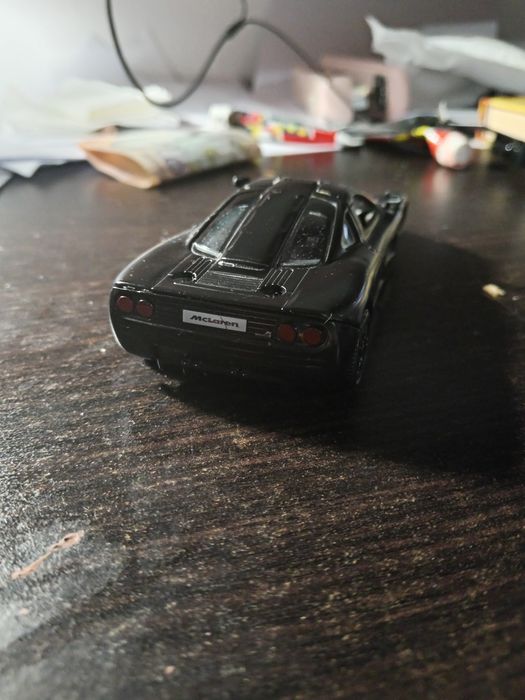 McLaren F1 negru