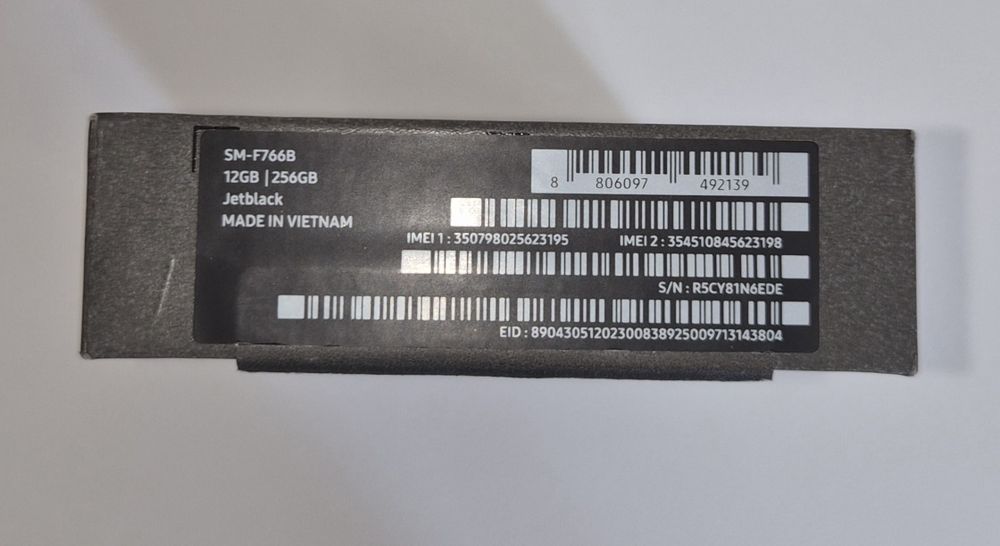 Samsung Z Flip7 256GB Jetblack | 650€ | 2.5 г. гаранция | 20 калъфа