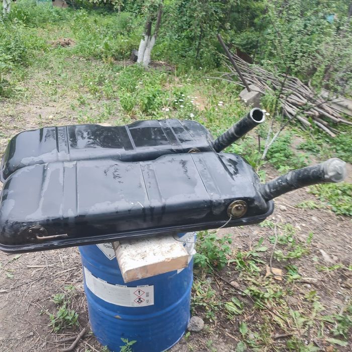 Продам бензобак для машины.