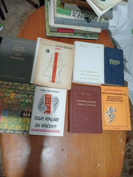 Vând Carti colecție dansuri populare din diferite regiuni ale țării