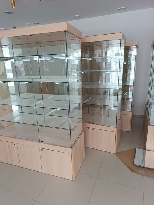 Продаются торговые витрины недорого