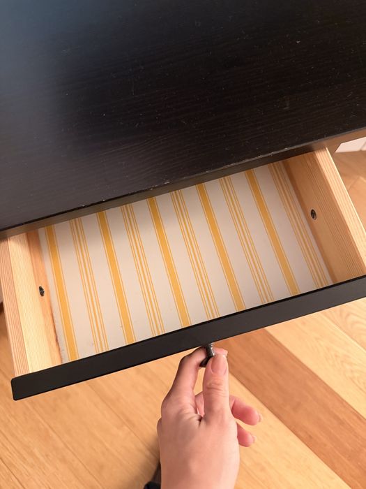 Дървен шкаф с чекмедже