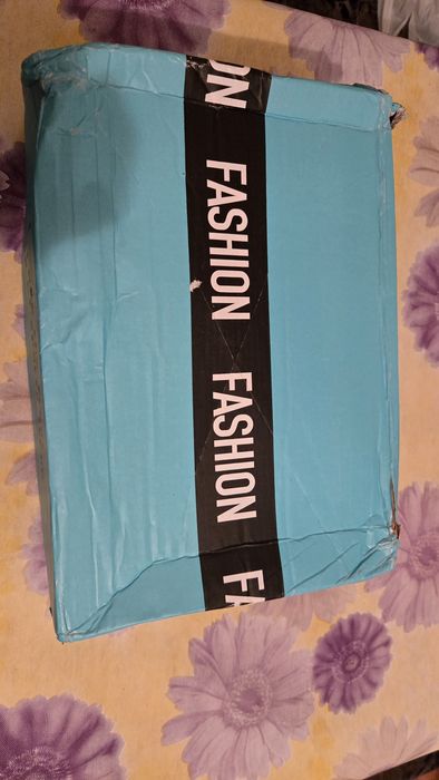 Продам новый ботинки в коробке