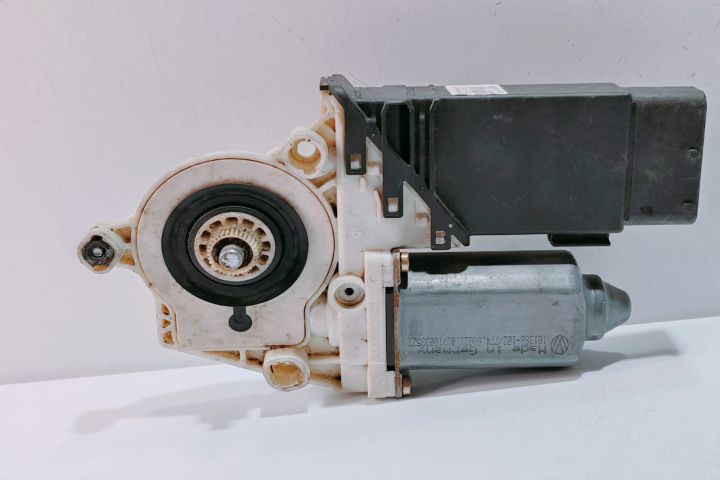 Motoras macara dreapta fata  9776105415301 / F005S00058 Volkswagen VW