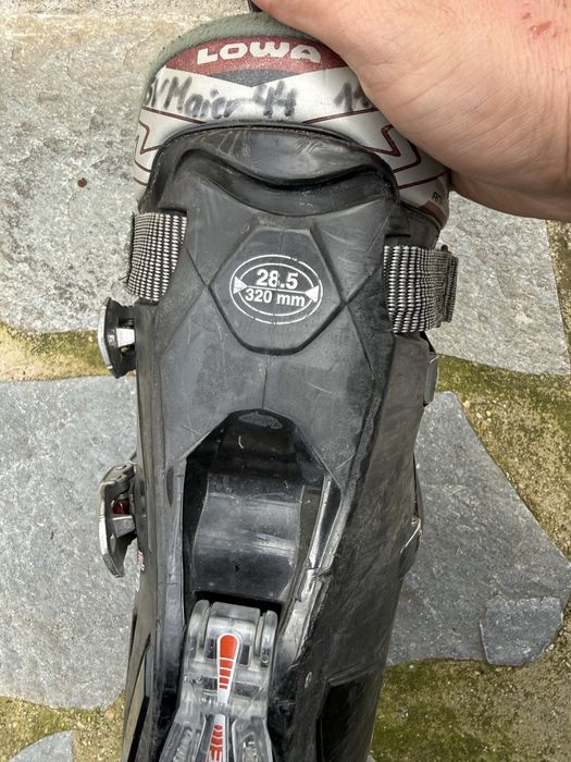 Ски , ски обувки и щеки.