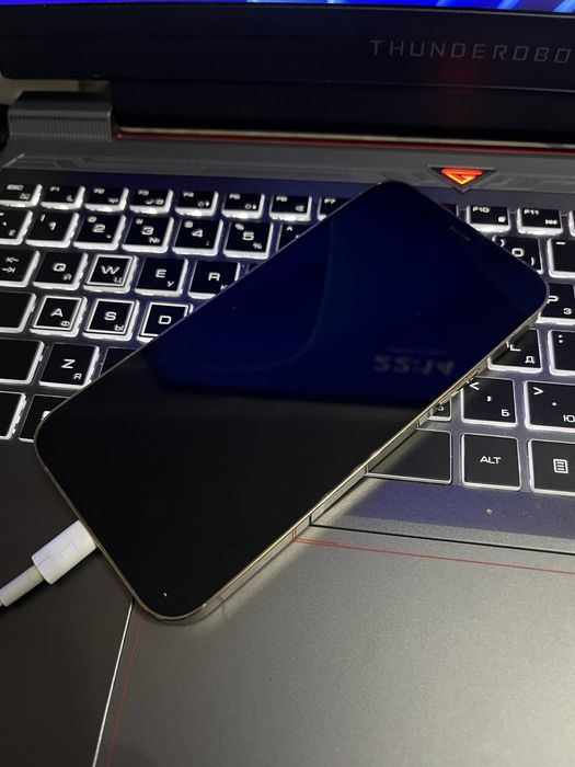 Продаю айфон 12 про